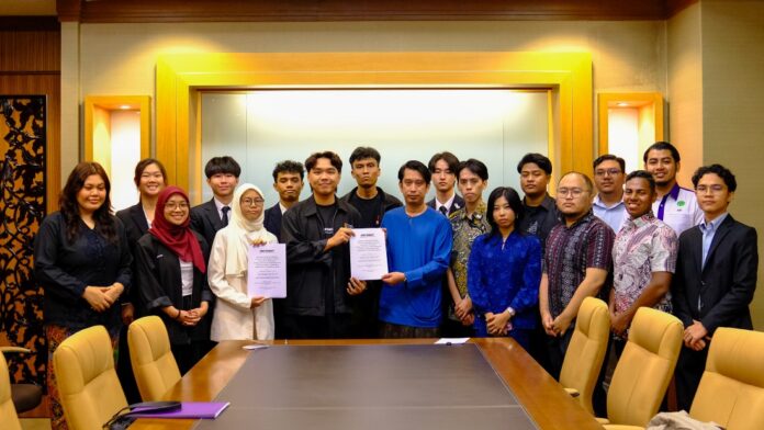 Adam Ali receives memo on reforms from university student activists