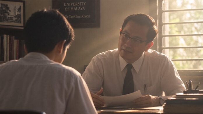 Tan Chee Khoon helping a poor university student